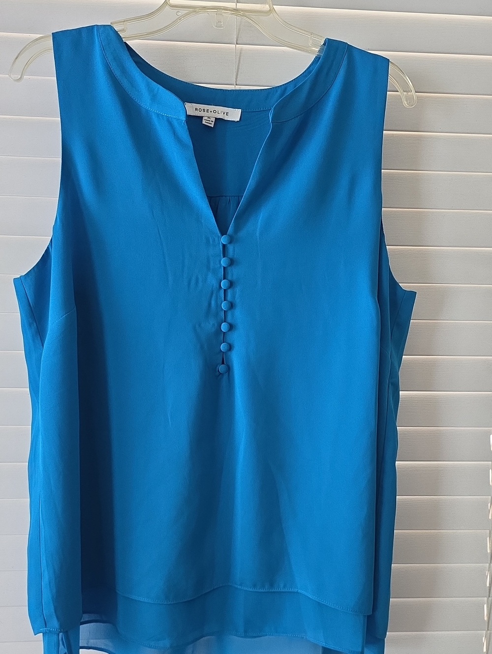 Rose & Olive Vibrant Teal Sleeveless Button-Front Shell